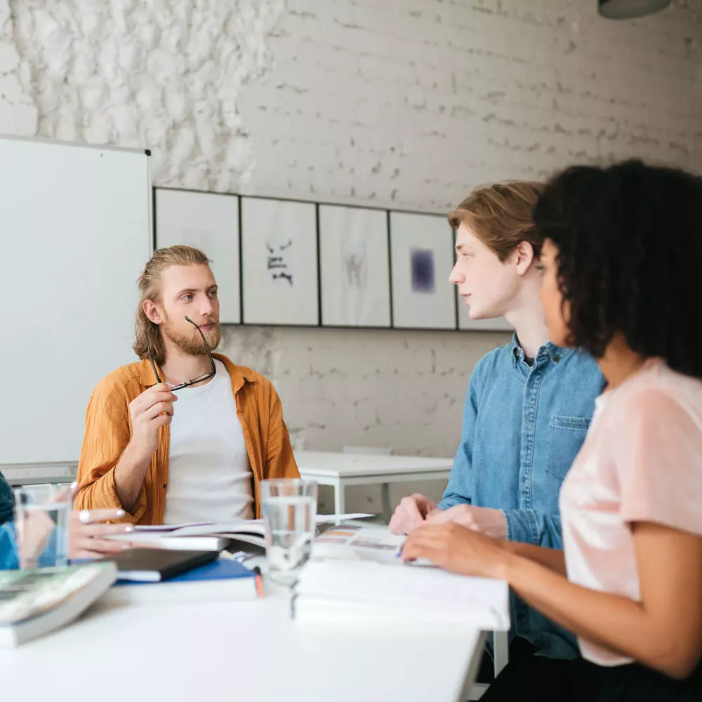 Drie collega's hebben een werkbespreking.