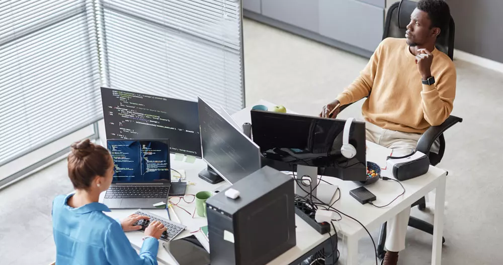 Werkende mensen achter computers.