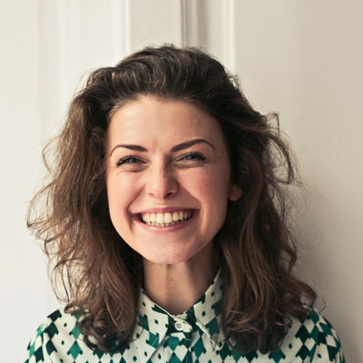 Glimlachende vrouw